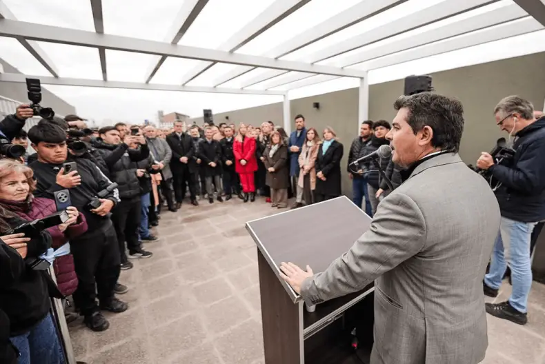 Autoridades y vecinos durante la inauguración del Centro de Desarrollo Infantil en barrio Valle Grande de Rawson