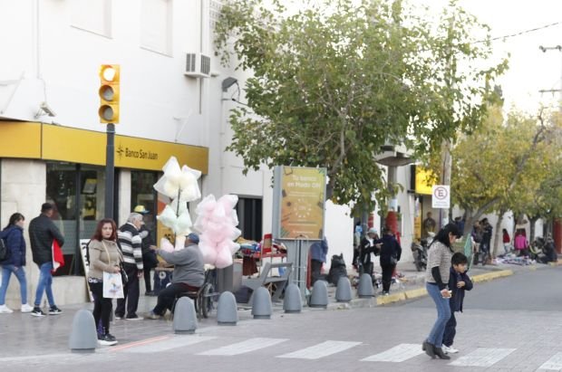 Locales comerciales de Rawson que tendrán horario especial por el partido de la Selección Argentina