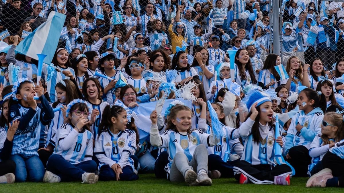 Coros de Niños de la UNSJ durante una presentación vinculada al Mundial 2026
