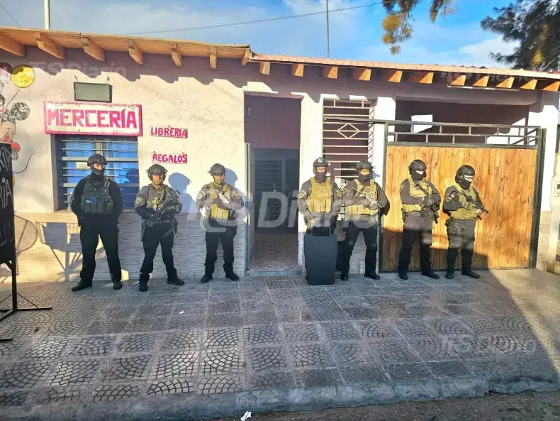 Efectivos de la Policía Federal frente a una vivienda de Villa Lerga durante un allanamiento en Rawson