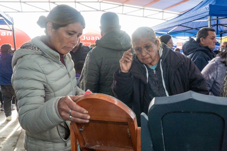 Profesional realizando un control oftalmológico durante un operativo de asistencia