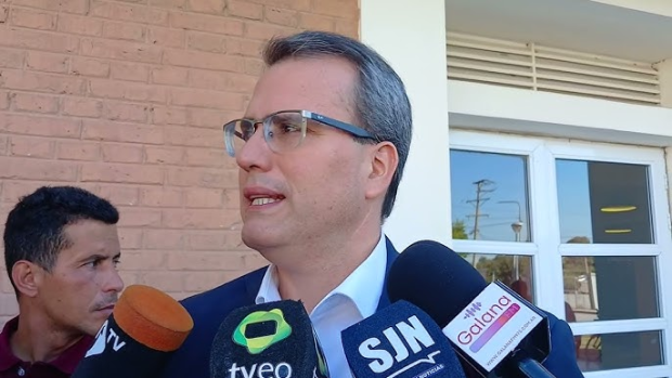 Carlos Munisaga durante la presentación del proyecto Paseo Indio Solari en Rawson