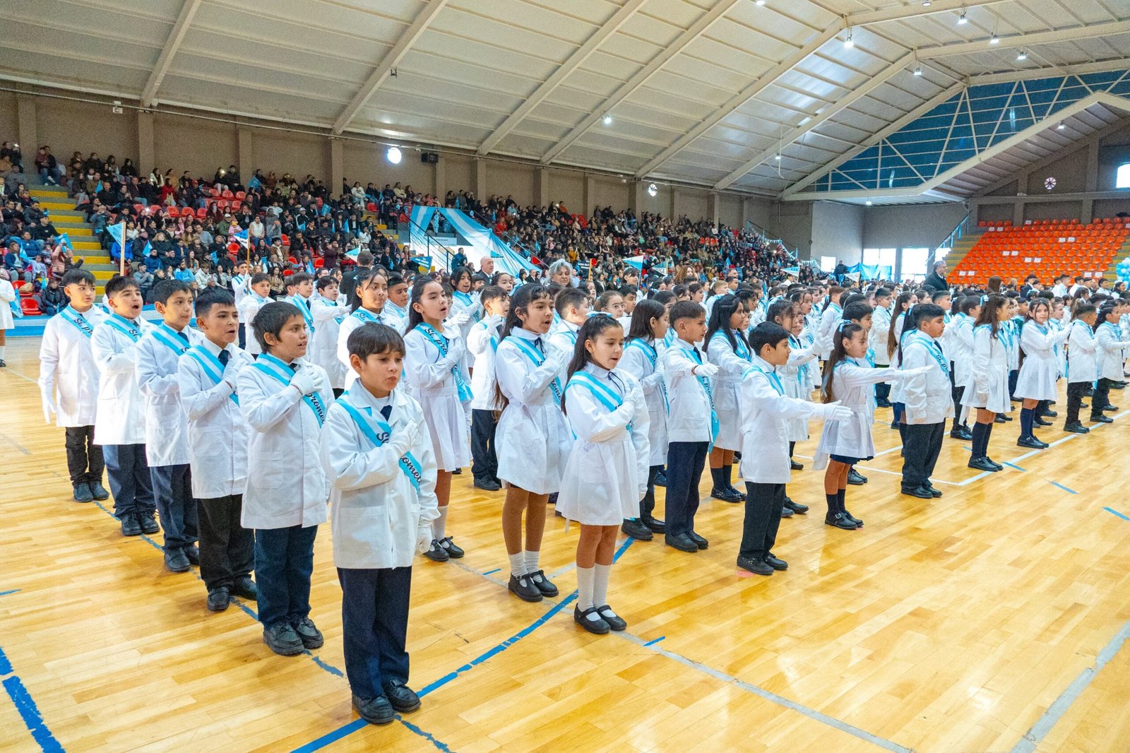 Estudiantes de cuarto grado de Rawson durante el acto de Promesa de Lealtad a la Bandera
