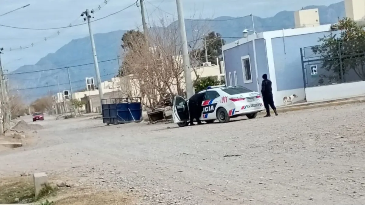 Móvil policial en barrio Valle Grande de Rawson tras una gresca