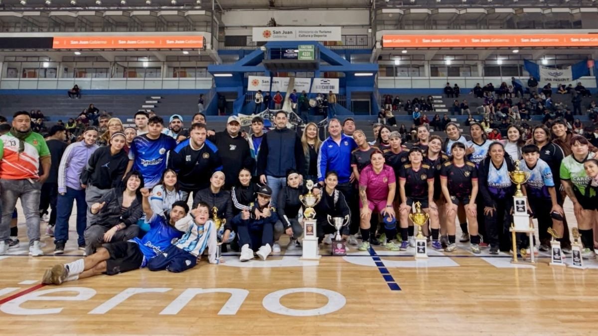 Copas de la Liga Sureste de Rawson en las finales disputadas en el Estadio Aldo Cantoni