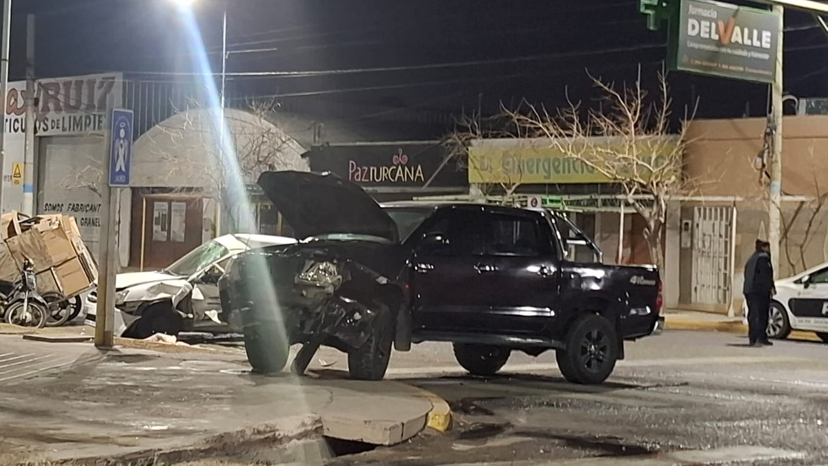Camioneta y auto involucrados en un choque en avenida España y Doctor Ortega de Rawson
