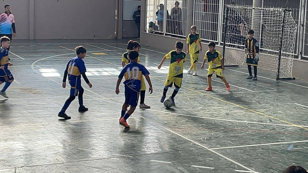 Jugadores de la Liga de Fútbol Infantil de Rawson antes de las finales de Copa Oro y Copa Plata