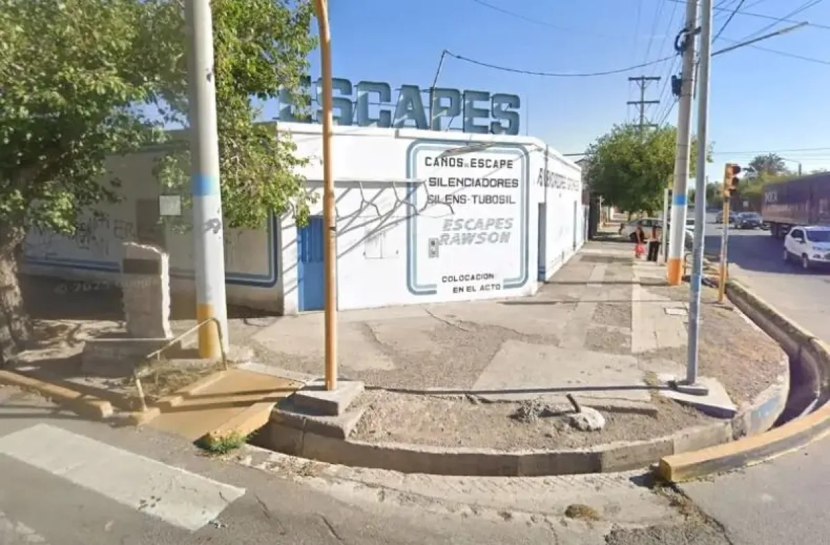 Frente del comercio Escape Rawson donde robaron herramientas y mercadería