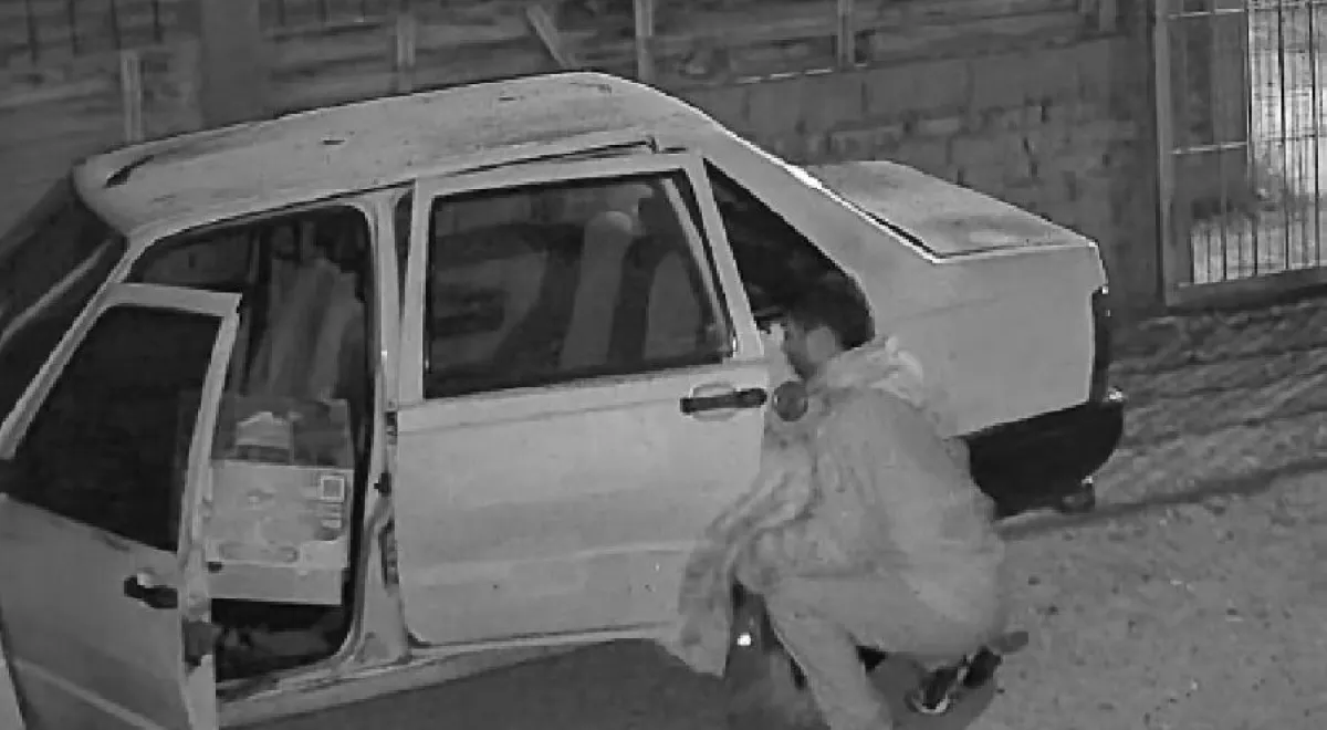 Cámara de seguridad registró un robo mientras una familia cargaba un auto en el barrio SUTEAGyF de Rawson