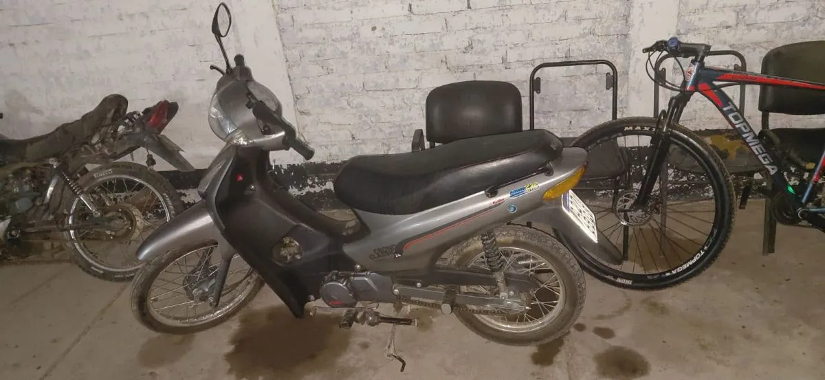 Motocicleta recuperada en Rawson tras un procedimiento policial en Loteo Divino Niño Jesús
