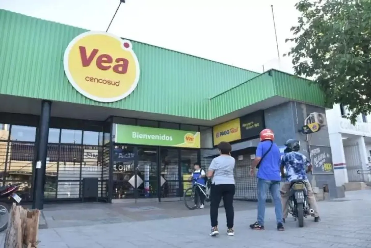 Frente del Súper Vea de Rawson donde delincuentes robaron en el sector de Rapipago