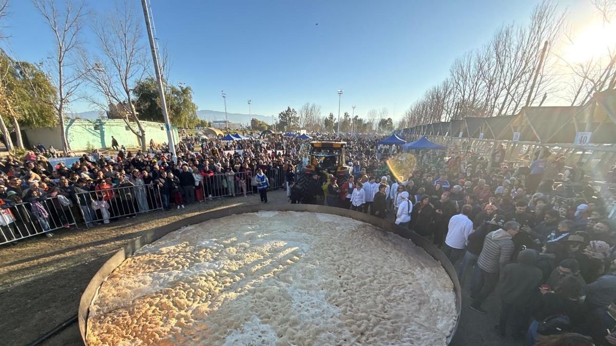 Preparación de la semita gigante durante la Fiesta de la Semita y el Pan Casero en Rawson