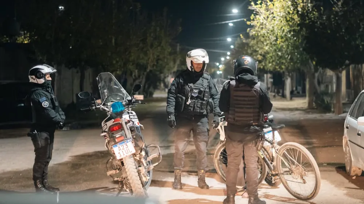 Imagen difundida sobre el operativo policial por un cruce armado entre familias en Rawson
