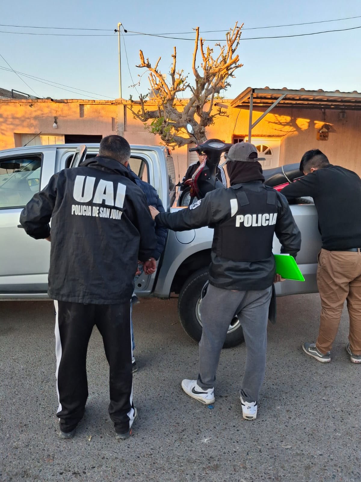 Agentes de la UAI durante uno de los allanamientos realizados en Rawson
