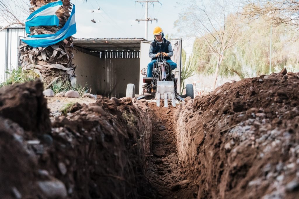 Obra de cloacas en el barrio SUTIAGYF de Rawson