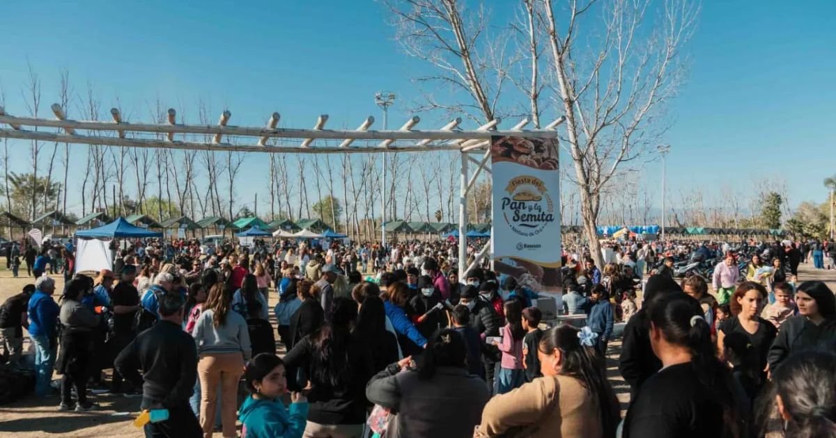 Familias y chicos durante un festejo por el Dia del Niño en Rawson
