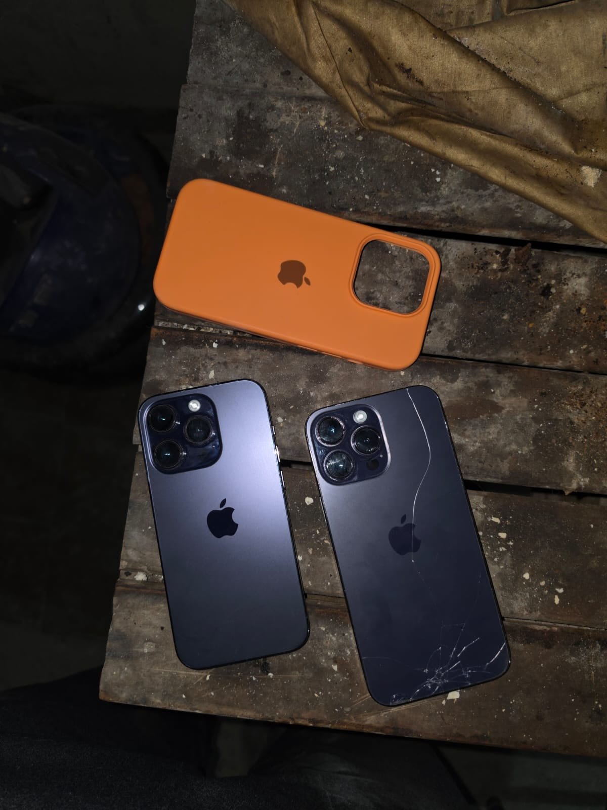 Dos teléfonos iPhone incorporados como elementos de interés para la causa