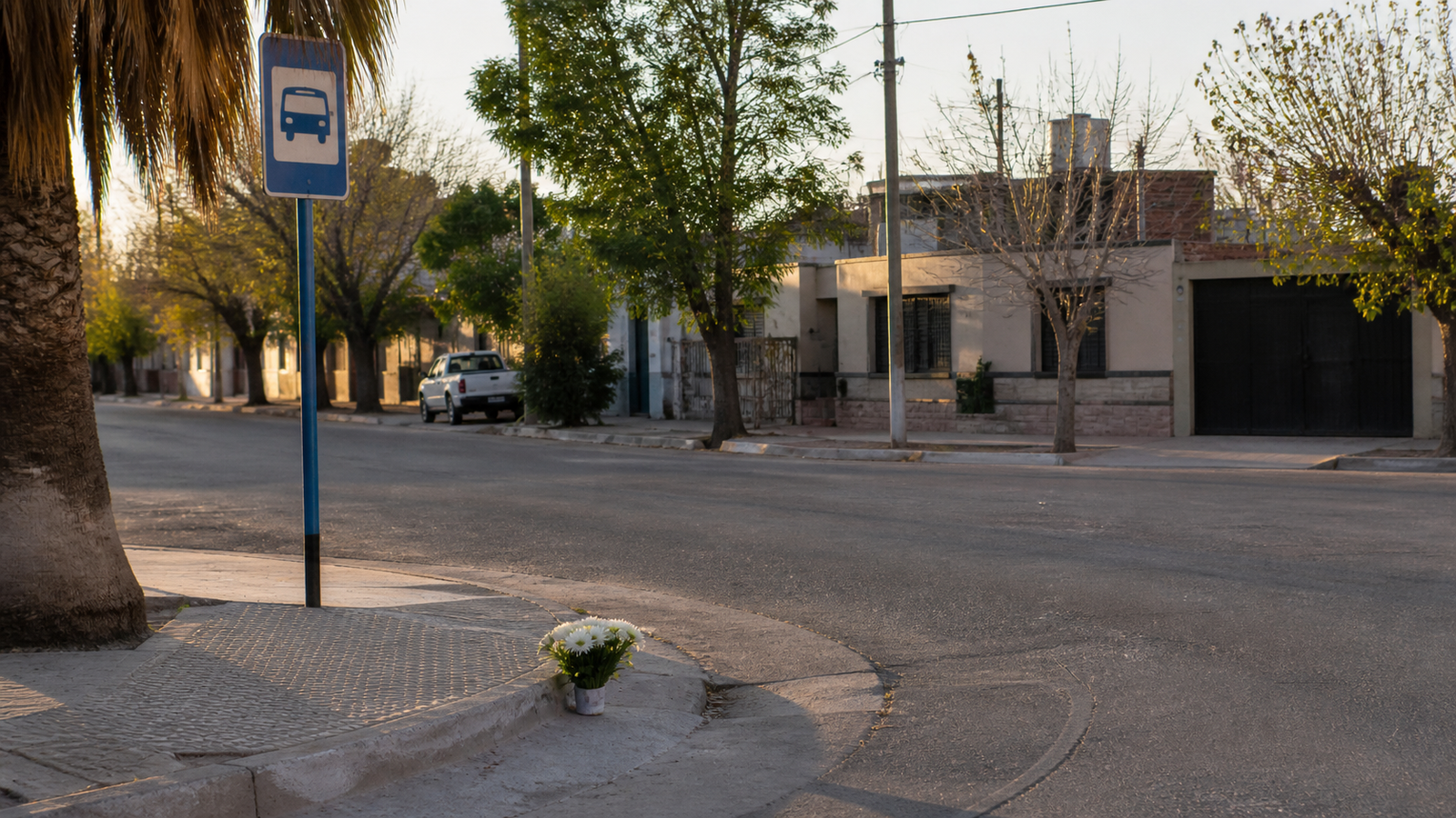 Imagen ilustrativa de una esquina barrial con una parada de colectivos en Villa San Damián, Rawson