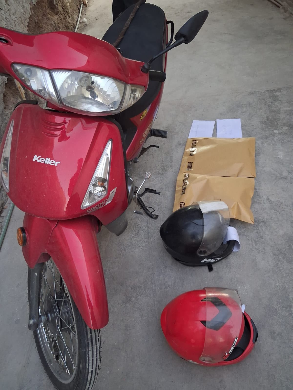 Motocicleta roja y cascos secuestrados en los allanamientos de Rawson