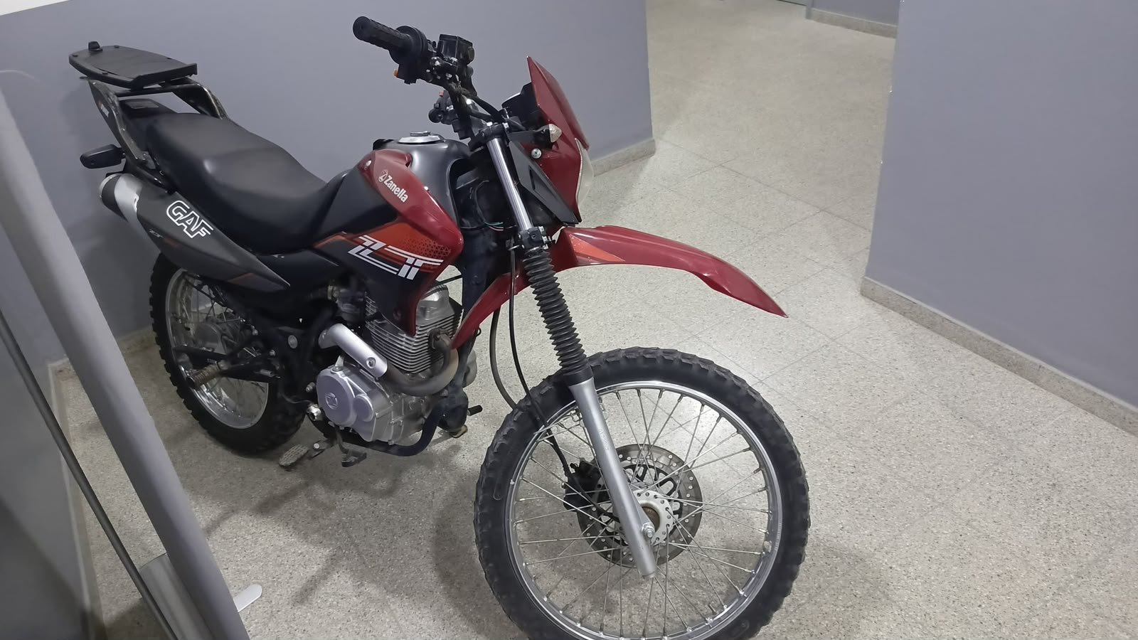 Motocicleta Zanella ZR 150 bordó recuperada tras un robo a mano armada en Rawson