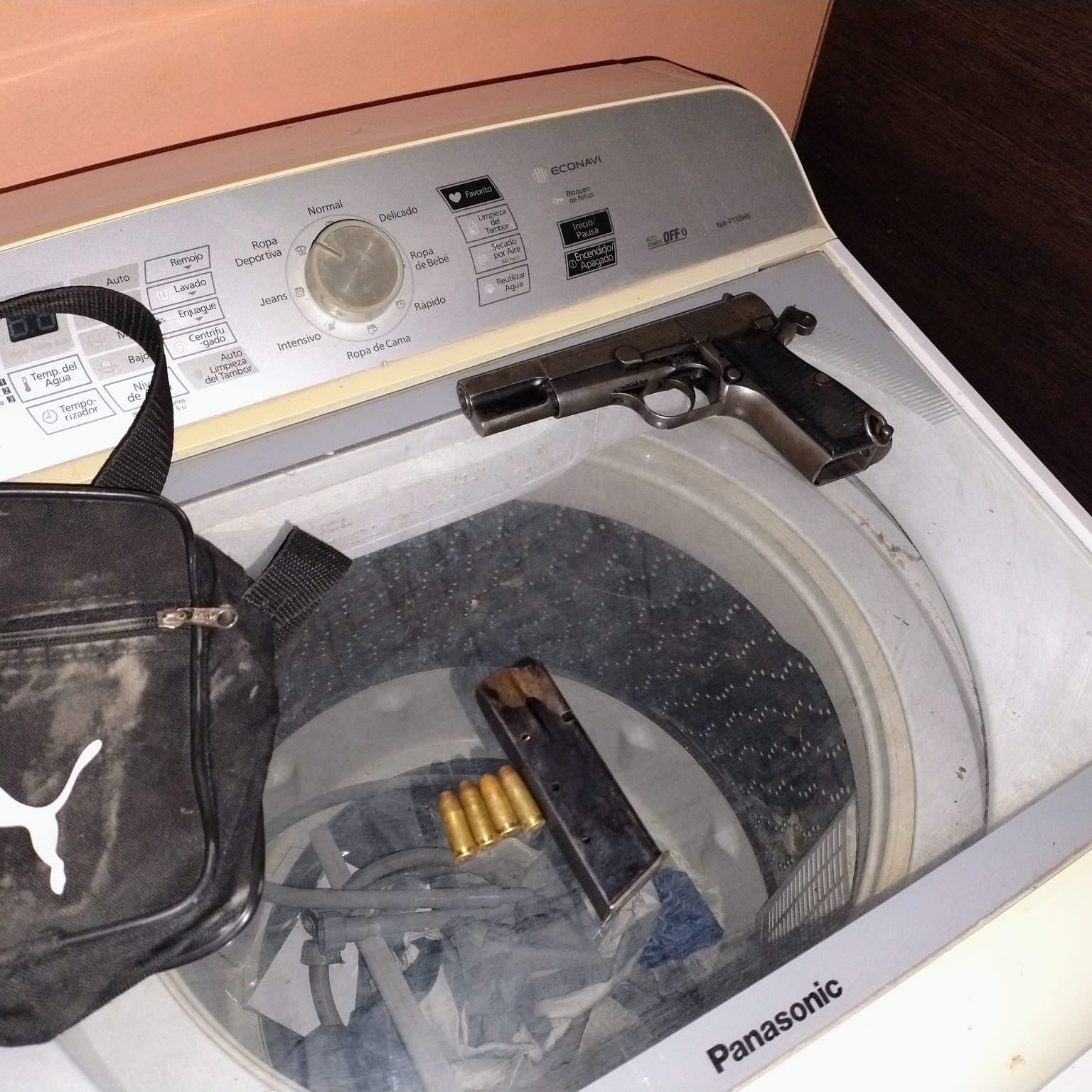 Pistola Browning calibre 9 mm, cargador y cuatro cartuchos secuestrados durante un allanamiento en Rawson