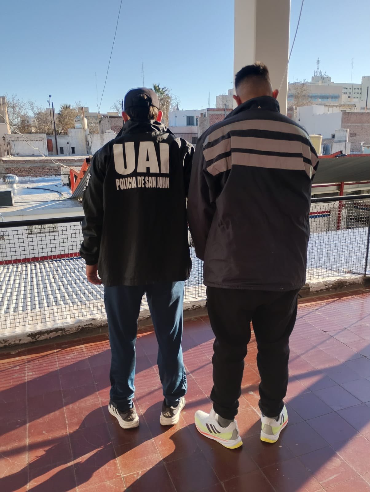 Personal de la UAI junto a uno de los hombres investigados por robos a menores