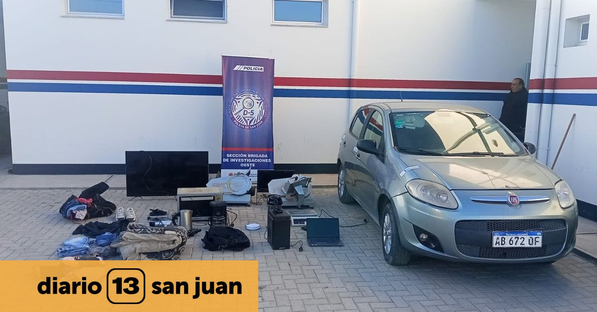Automóvil y objetos secuestrados exhibidos frente a una dependencia policial.