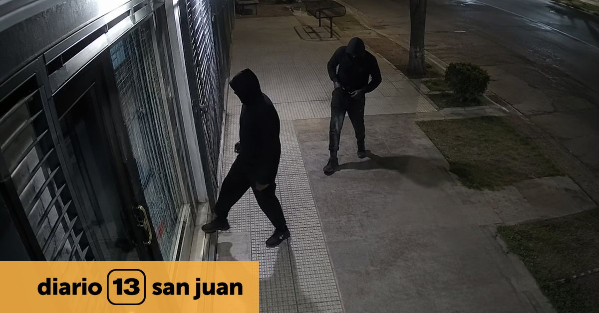 Imagen ilustrativa de dos personas encapuchadas en una vereda, utilizada por Canal 13 San Juan.