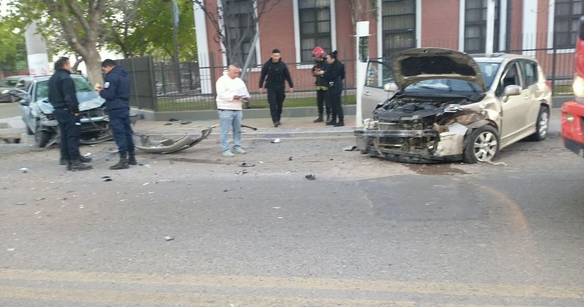 Dos autos con daños tras un choque sobre República del Líbano y personal policial en el lugar.