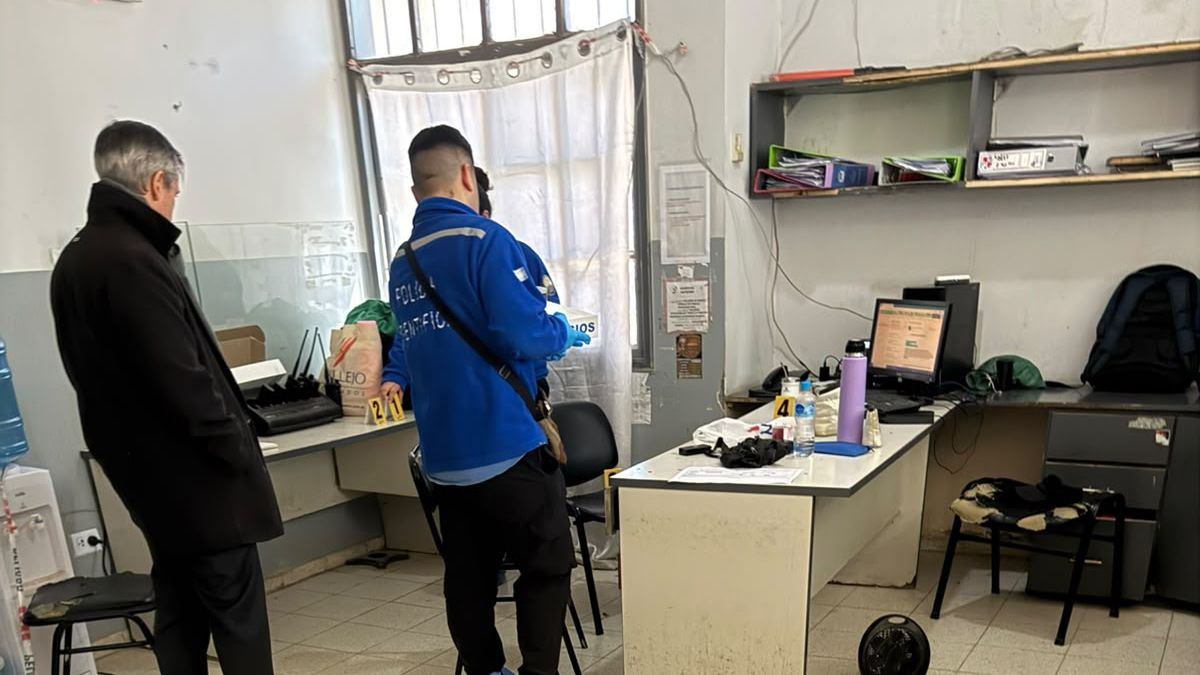Personal trabajando en el interior de la Comisaría 34ª durante la investigación