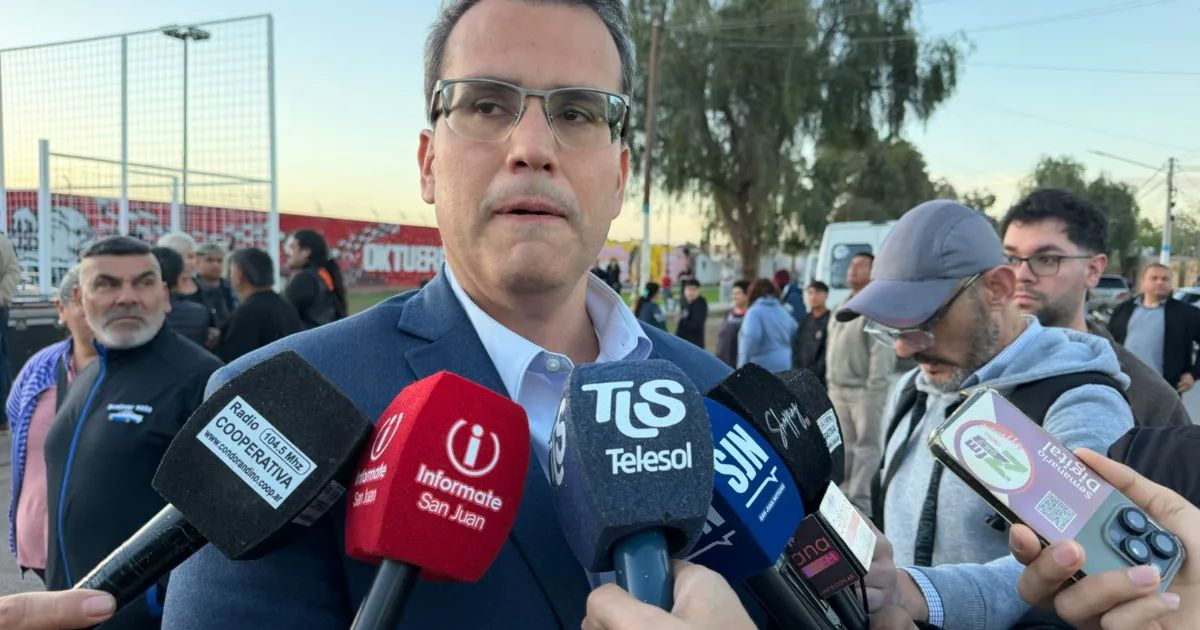 El intendente de Rawson durante una entrevista con medios de comunicación