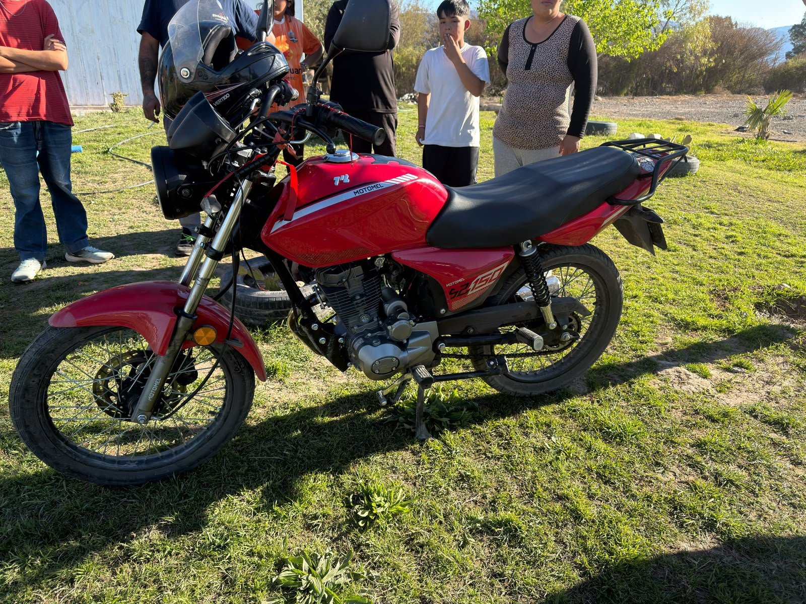 Motocicleta Motomel roja y casco negro vinculados al procedimiento por el robo en el barrio Teresa de Calcuta.