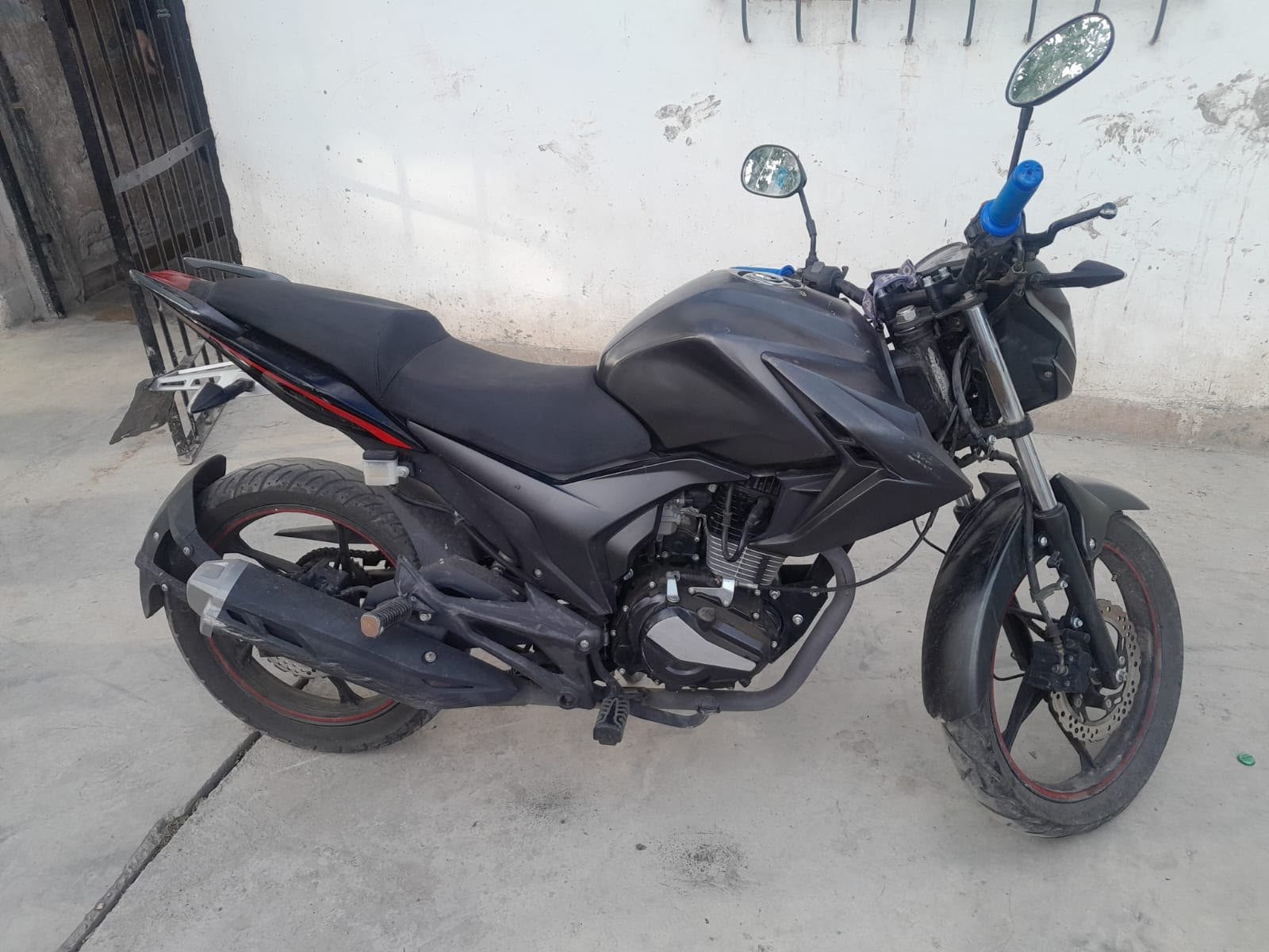 Motocicleta secuestrada en allanamiento. CrÃ©dito PolicÃ­a de San Juan.