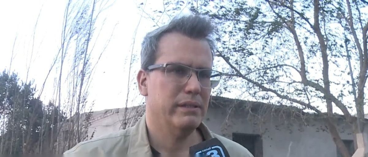 Intendente Carlos Munisaga en zona afectada por incendios. CrÃ©dito Canal 13 San Juan.