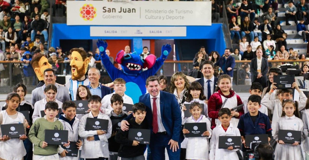 Orrego entregó unas 1.800 netbooks a alumnos de 5° grado de escuelas de Rawson