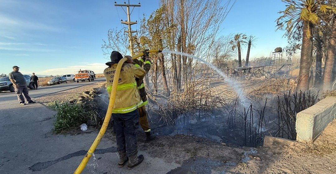 Zonda en Rawson: el fuego alcanzó casas y un galpón en Médano de Oro y Protección Civil combatió focos durante todo el día