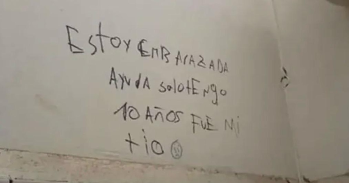 Inscripción hallada en el baño de una escuela de Rawson, cuya veracidad investiga la Justicia.