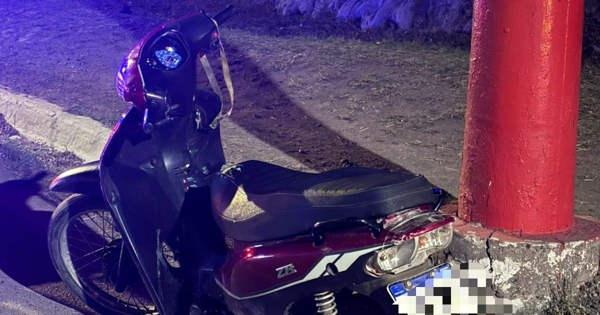 Motocicleta recuperada durante el procedimiento policial en Chimbas.