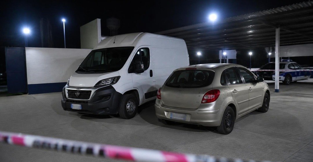 Una camioneta blanca y un auto secuestrados en un predio policial. Imagen ilustrativa.