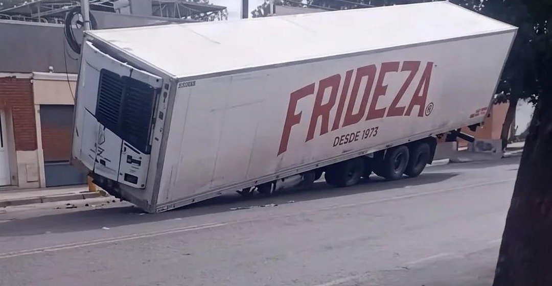 Acoplado refrigerado desprendido y apoyado sobre la calzada en Superiora y Lemos, Rawson.