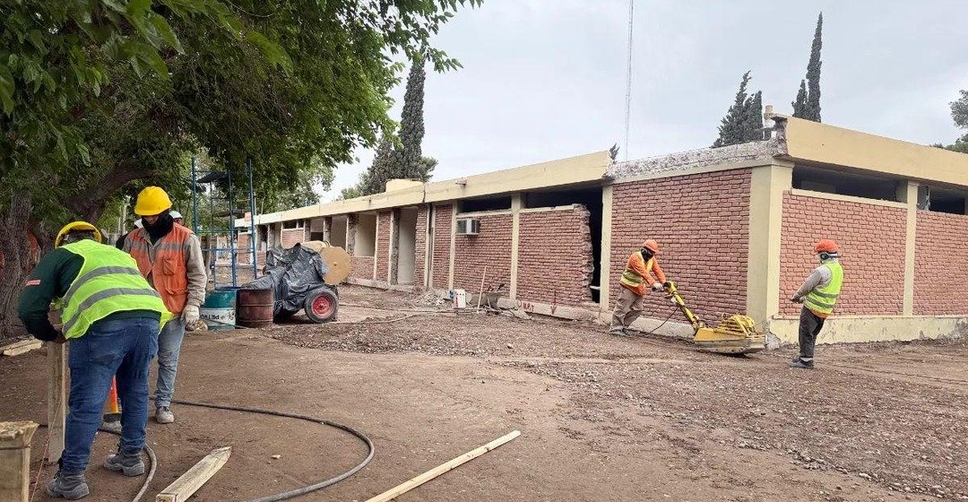 Obreros trabajan en la ampliación del CARF La Rotonda, en Rawson.