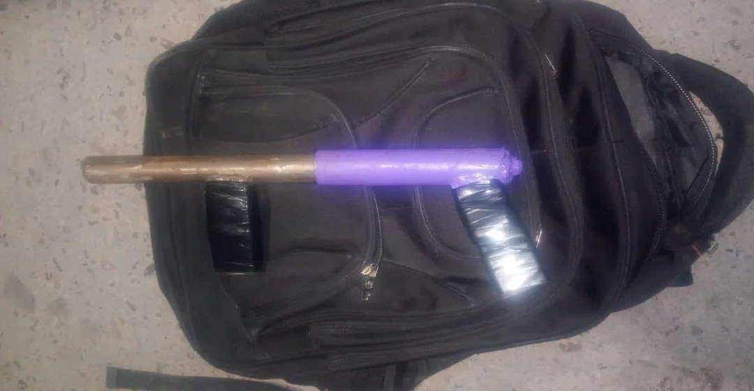 Arma de fabricación casera y mochila negra secuestradas en Rawson.