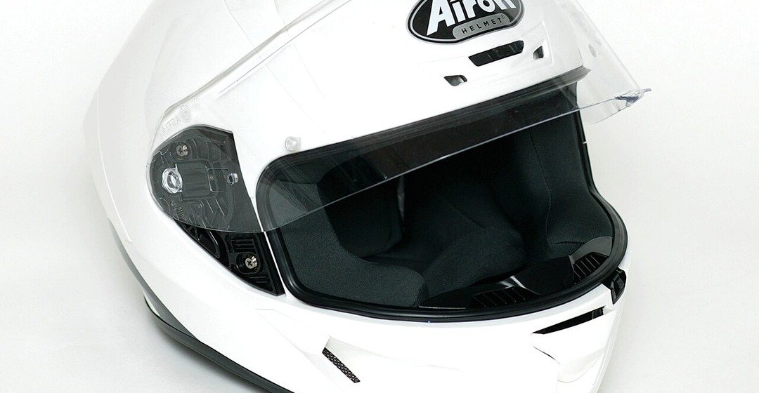 Casco de moto blanco. Imagen ilustrativa.