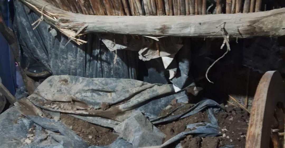 Escombros, tierra y cañas del techo caído dentro de una vivienda de Villa San Damián, en Rawson.