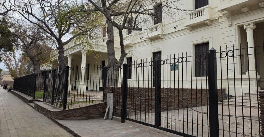Fachada restaurada del pabellón histórico del Hospital Dr. Guillermo Rawson, con sus nuevas rejas.