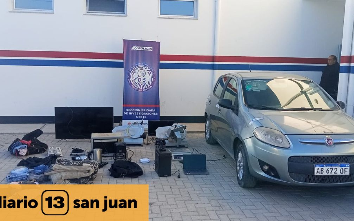 Automóvil y objetos secuestrados exhibidos frente a una dependencia policial.