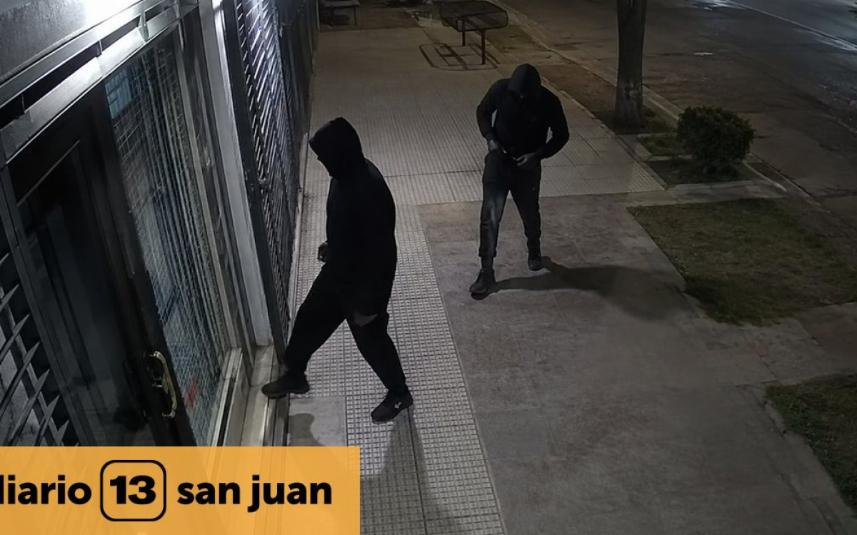 Imagen ilustrativa de dos personas encapuchadas en una vereda, utilizada por Canal 13 San Juan.