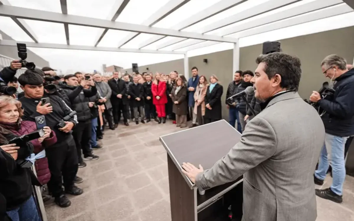 Autoridades y vecinos durante la inauguración del Centro de Desarrollo Infantil en barrio Valle Grande de Rawson