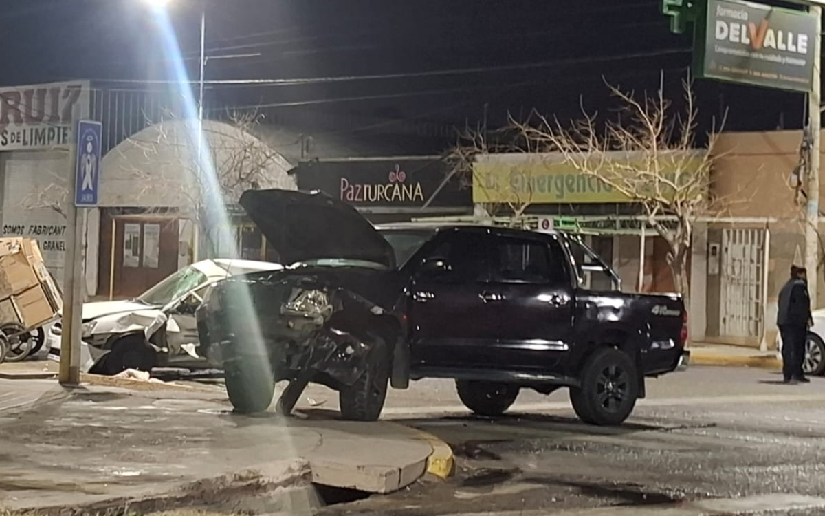 Camioneta y auto involucrados en un choque en avenida España y Doctor Ortega de Rawson