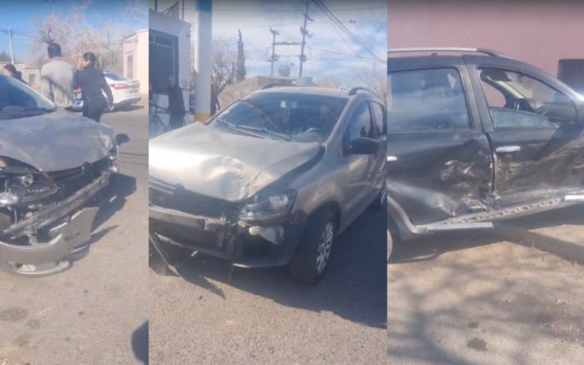 Auto sobre la vereda tras un choque en Misiones y Castaño, Villa Las Rosas, Rawson